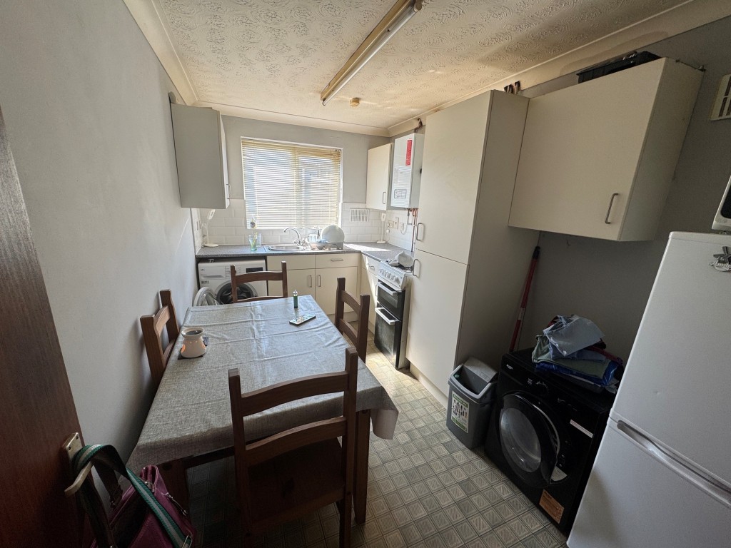 Lot: 109 - TWO-BEDROOM HOUSE FOR INVESTMENT - Kitchen-dining room